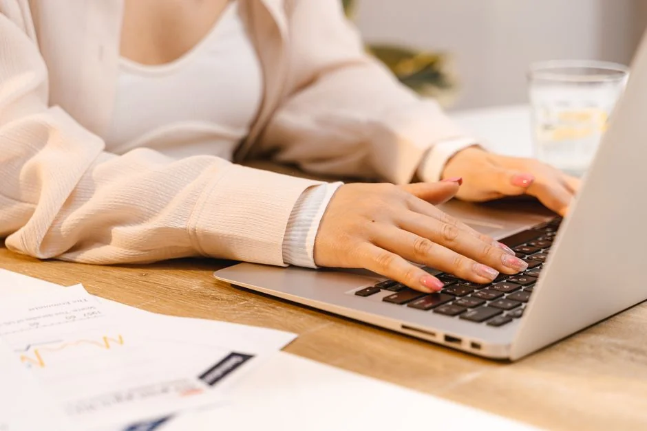 Vue de dessus d'une équipe diversifiée analysant des stratégies marketing à l'aide de graphiques et de courbes.